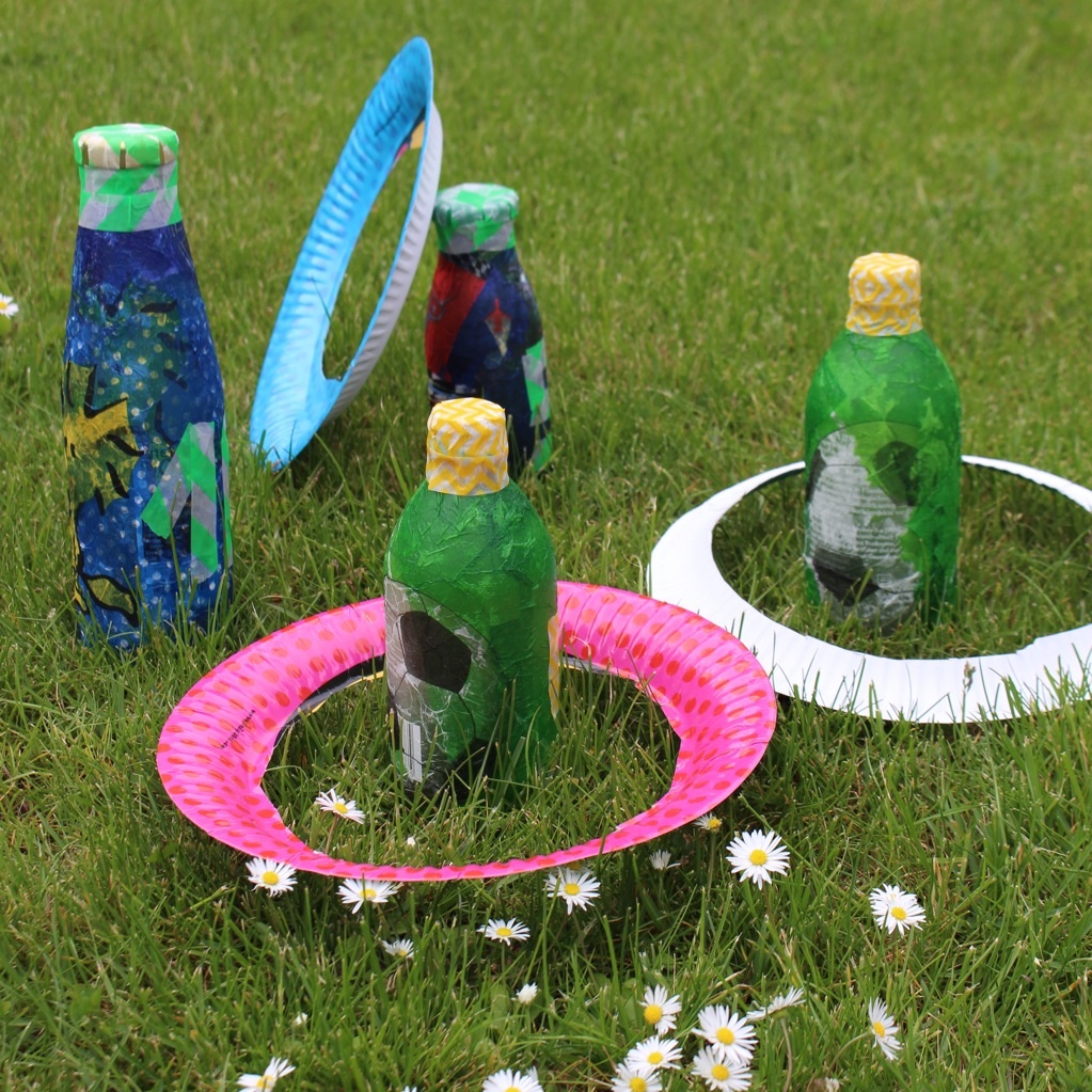 Wurfspiel aus Flaschen selbstgemacht mit Kindern 