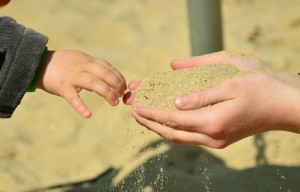 kinderhände Sand
