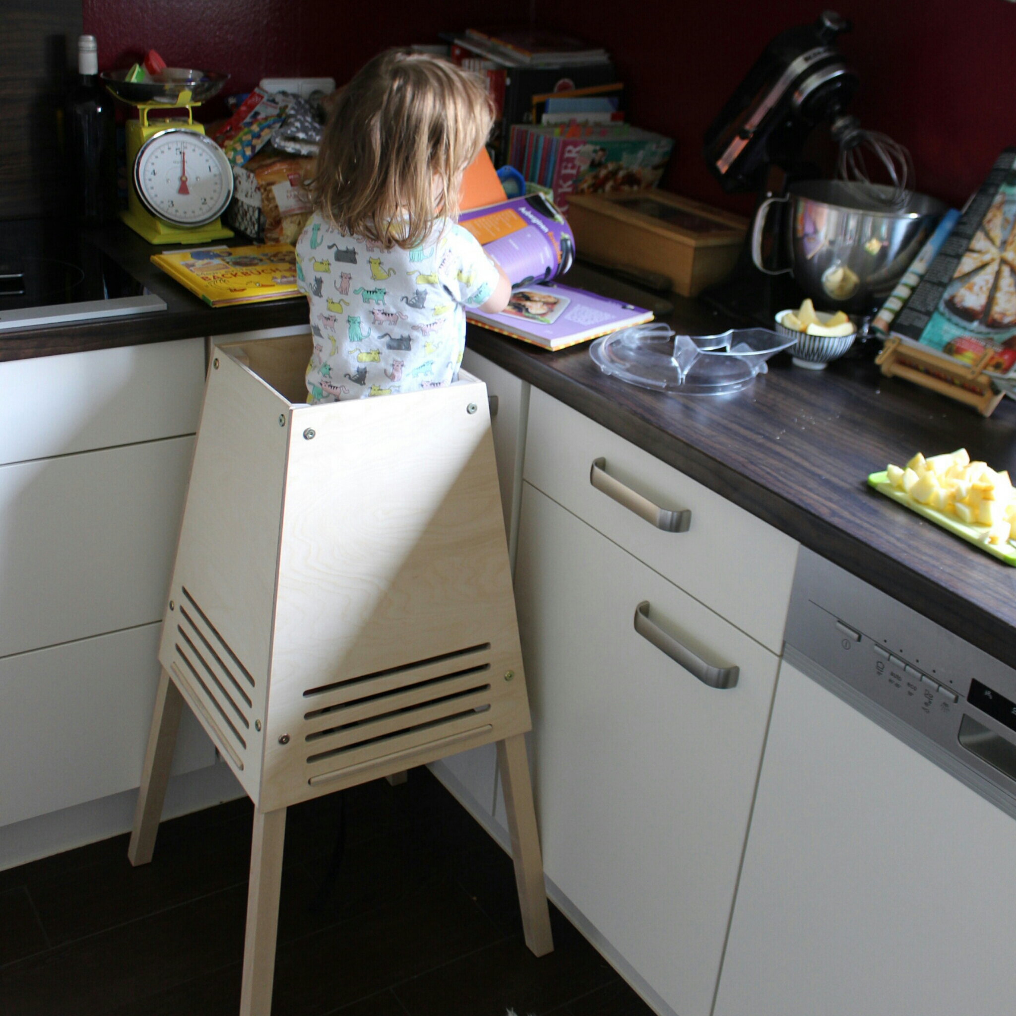 kidztower hochstehvorrichtung kinder helfen in der küche